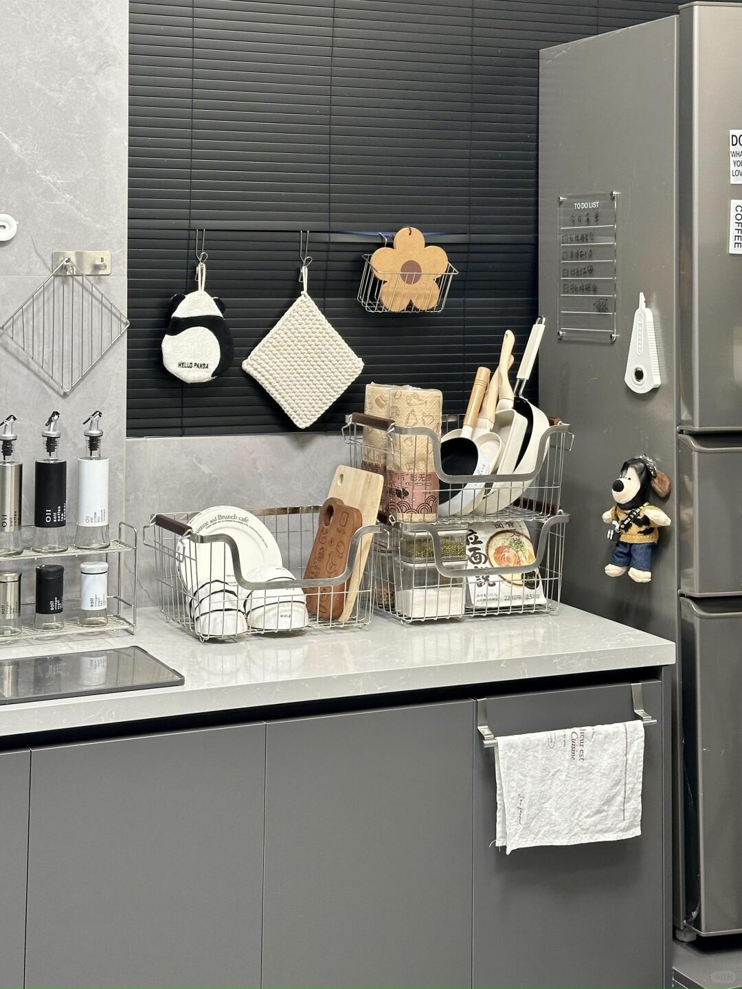 Незаменимая вещь для маленькой квартиры! Как выбрать настенную металлическую полку, несущую нагрузку и долговечную?