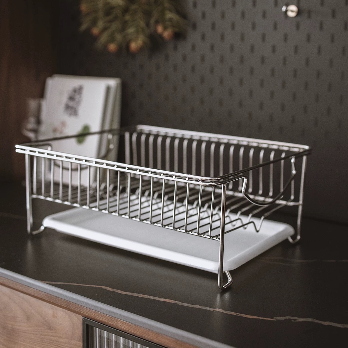 Чем металлический домашний стеллаж для хранения отличается от деревянного?